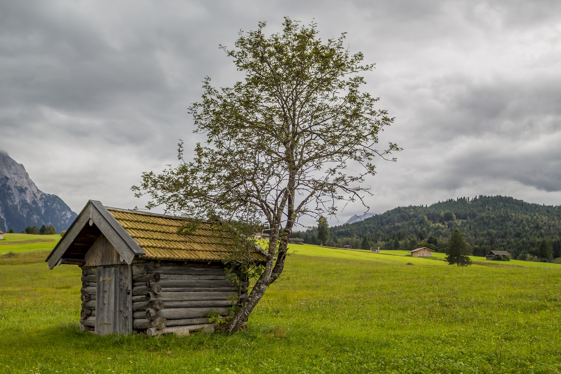 cabaña-montaña-solitaria