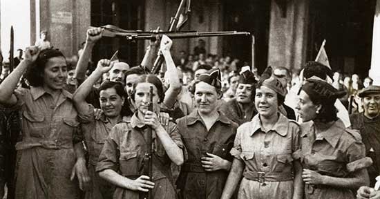 mujeres en una guerra con pistolas y luchando por sus derechos a decidir